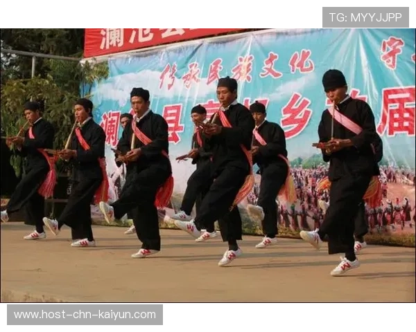 球员进球后从袜子里掏出拉祜族的芦笙，吹着笙跳着舞庆祝